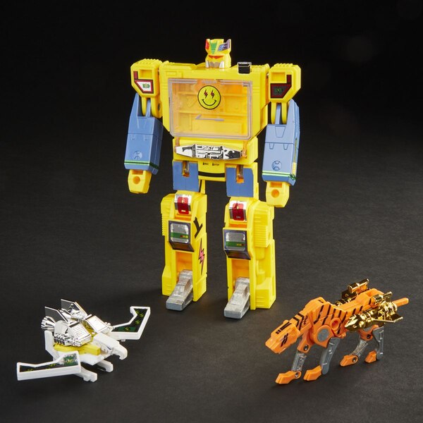 Transformers Collaborative J. Balvintron NTWRK Exclusive Yellow Soundwave  (4 of 13)